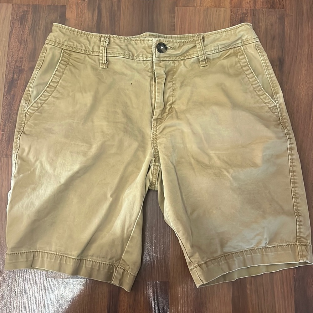 Aeropostale shorts. Men’s size 29. Tan colored. Good condition.
